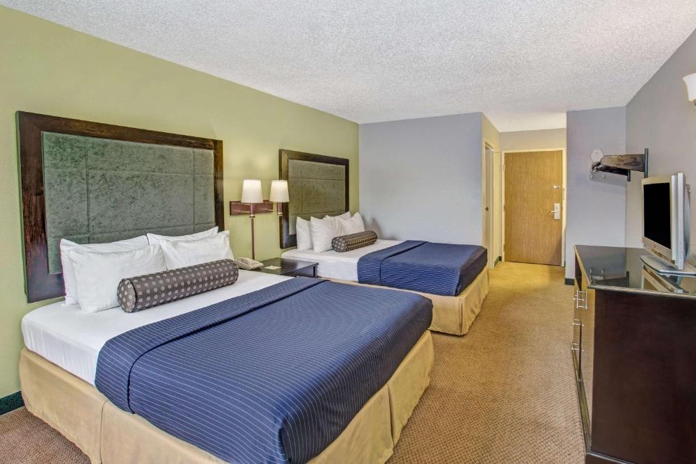 Days Inn by Wyndham Great Lakes - N. Chicago